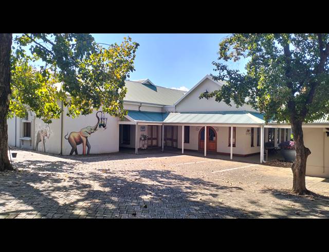 985M² GUESTHOUSE FOR SALE IN EQUESTRIA